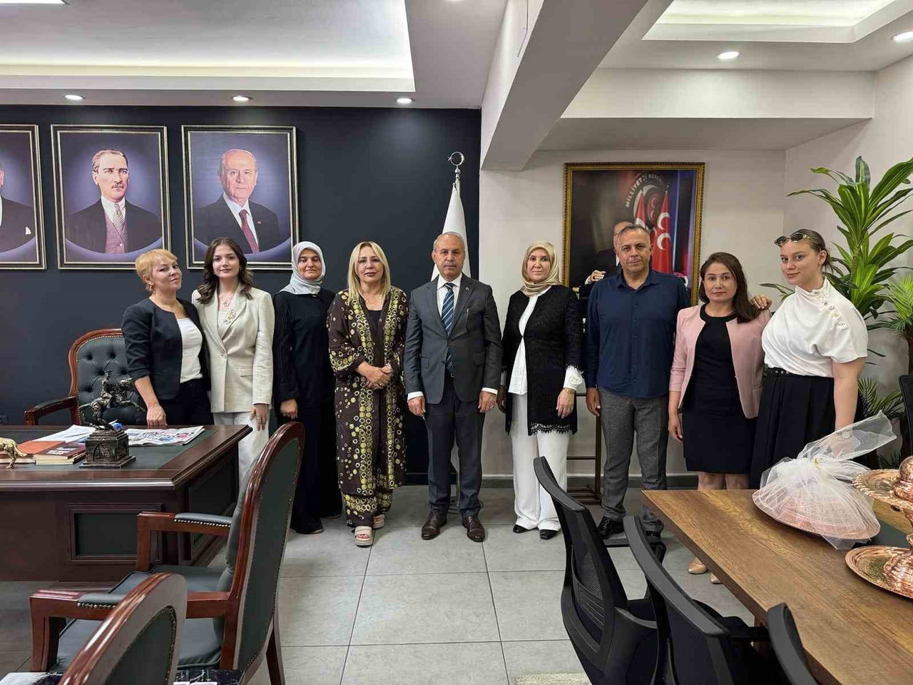 BİR ADIM UMUT DERNEĞİ BAŞKANI SONGÜL DENKTAŞ VE BERABERİNDEKİ DERNEK YÖNETİCİLERİ, MİLLİYETÇİ...