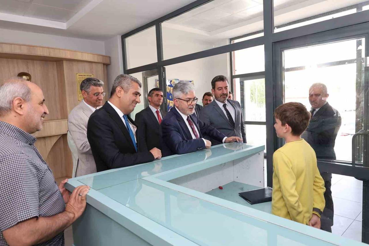 BİR DİZİ PROGRAM KAPSAMINDA ERZURUM’DA BULUNAN MİLLÎ EĞİTİM BAKAN YARDIMCISI ÖMER FARUK YELKENCİ...