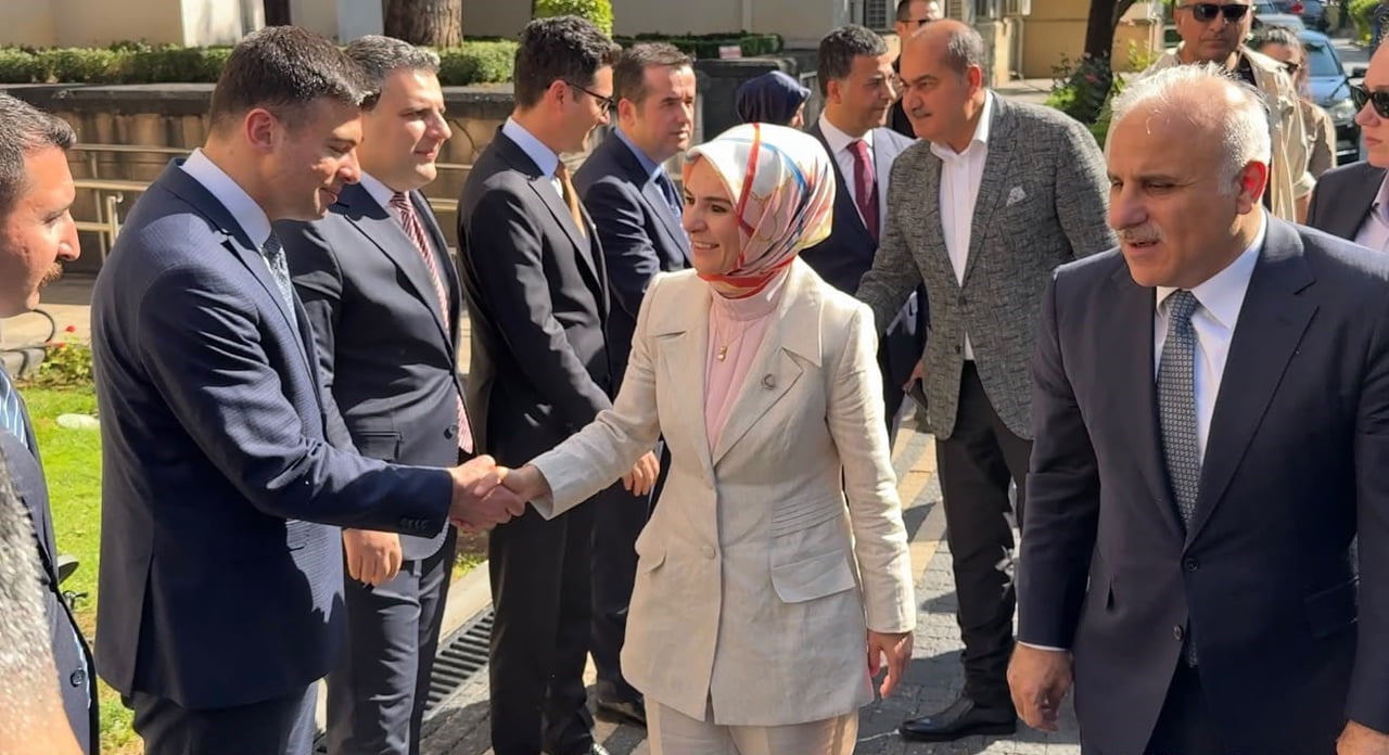 BİR DİZİ PROGRAMA KATILMAK ÜZERE DİYARBAKIR’A GELEN AİLE VE SOSYAL HİZMETLER BAKANI MAHİNUR...