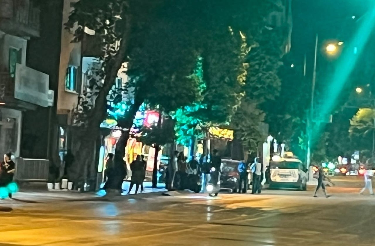 BİR İŞ YERİNE DÜZENLENEN SİLAHLI SALDIRIDA İŞLETME SAHİBİ BACAĞINDAN VURULARAK YARALANDI.