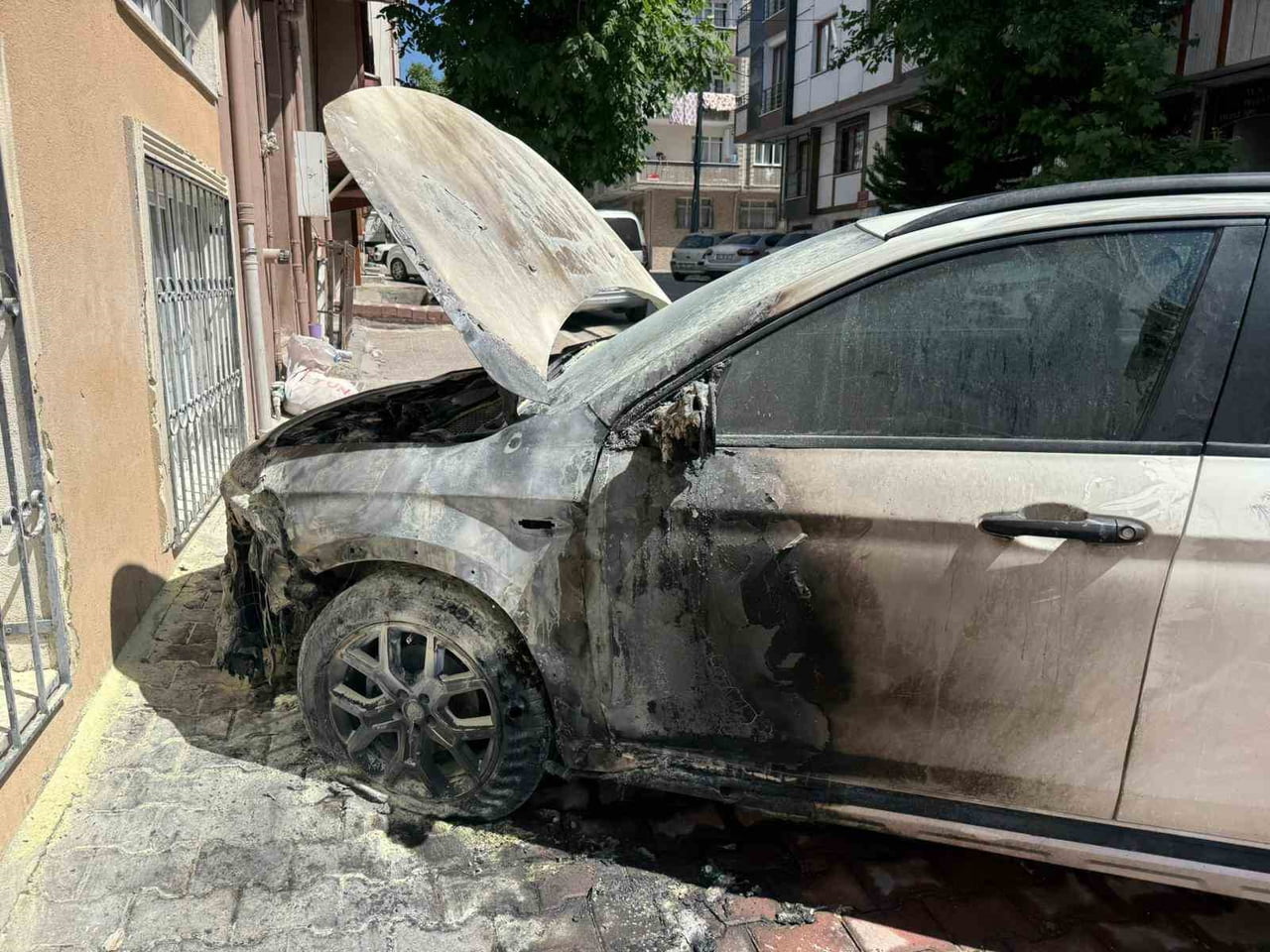 BİR KOMŞUNUN DURUMU ERKEN FARK ETMESİYLE YANGIN ÇEVREDEKİ BİNALARA SIÇRAMADAN KONTROL ALTINA...