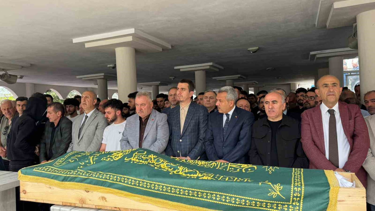 BİR SÜREDİR TEDAVİ GÖRDÜĞÜ HASTANEDE HAYATINI KAYBEDEN AK PARTİ PAZAR İLÇE BAŞKANI HAMZA KANDEMİR...