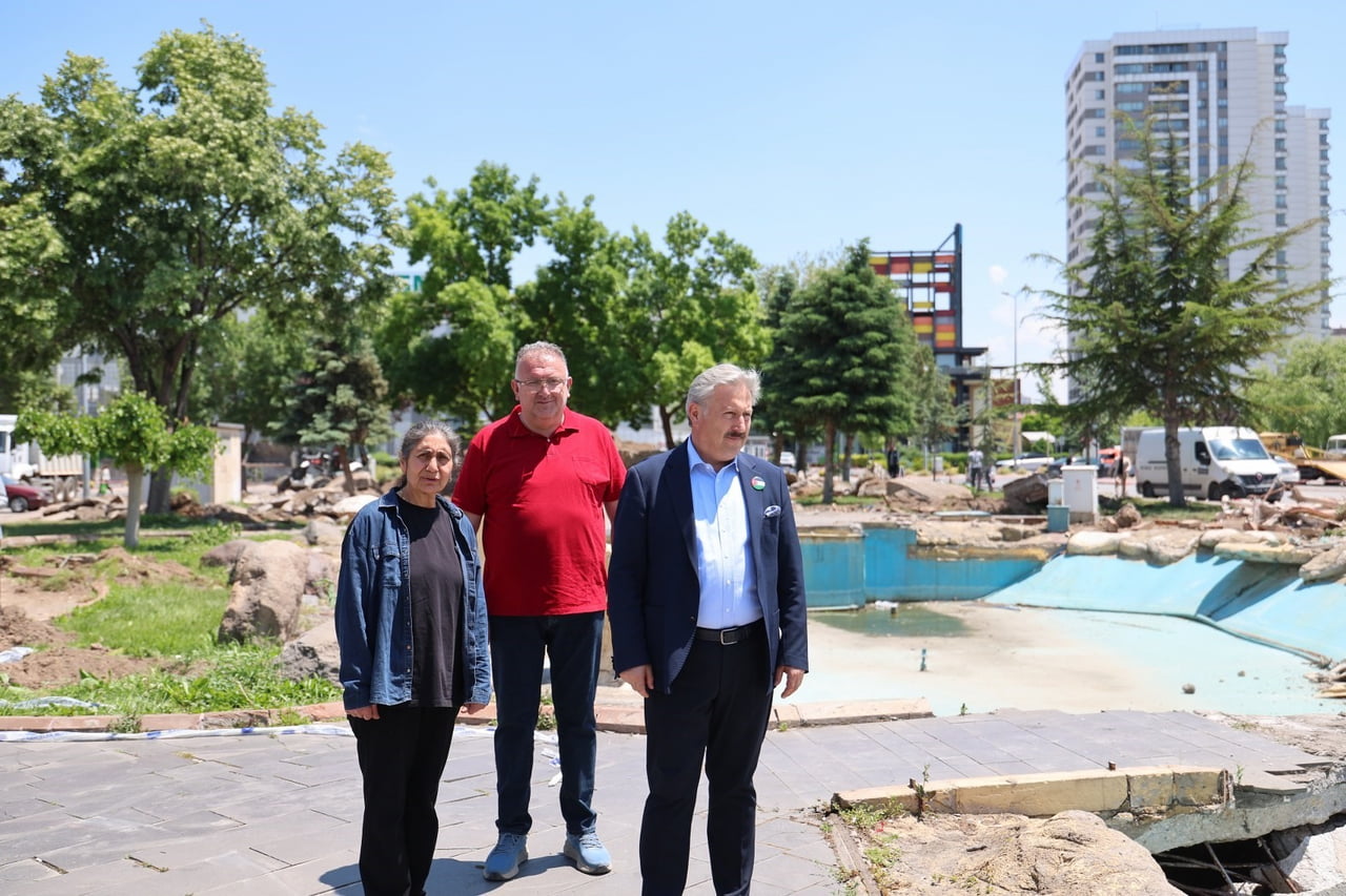 BİR TARAFTAN İLÇEYE YENİ PARKLAR KAZANDIRIRKEN DİĞER TARAFTAN ESKİ PARKLARI YENİLEMEYE DEVAM EDEN...