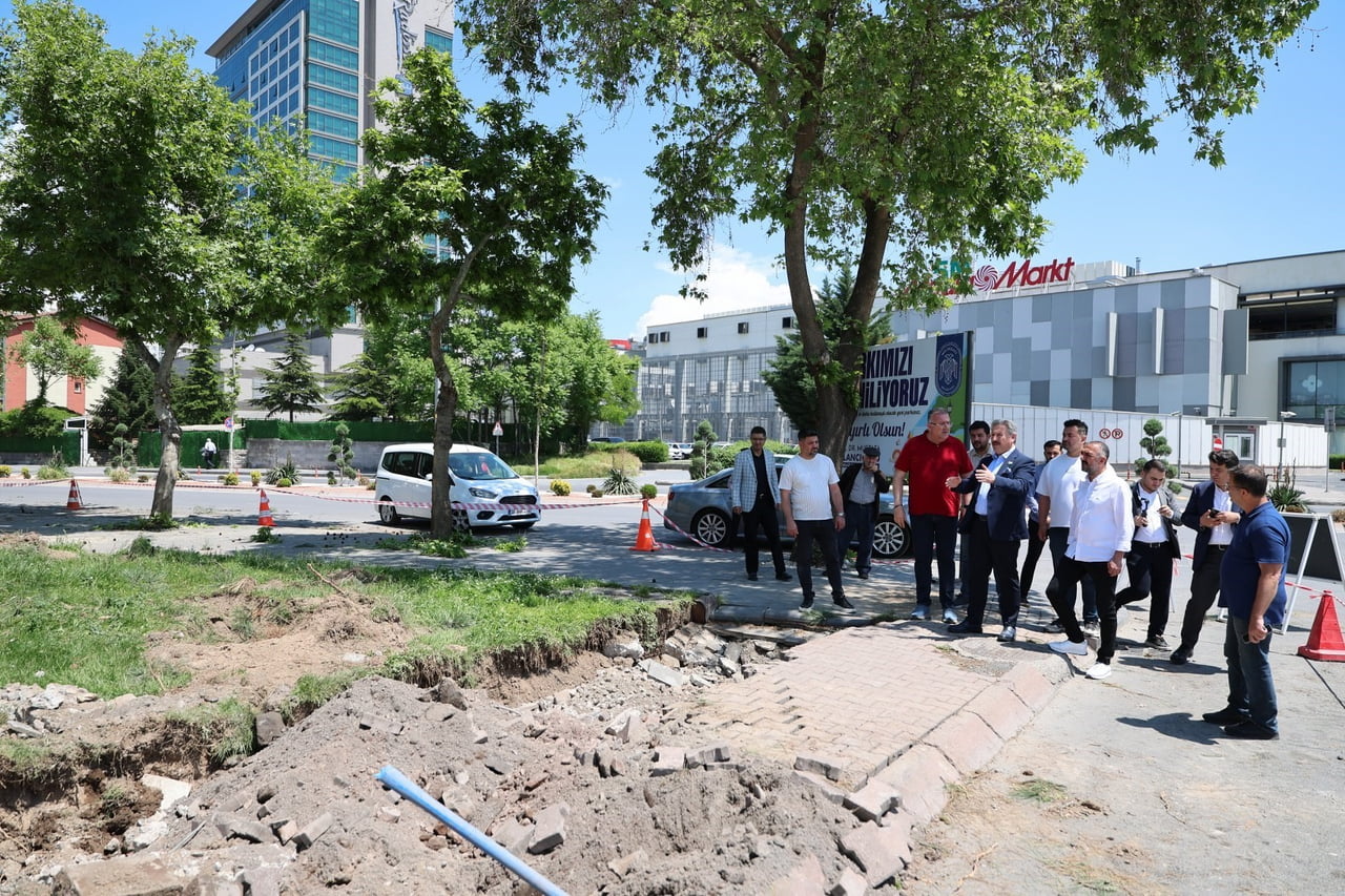 BİR TARAFTAN İLÇEYE YENİ PARKLAR KAZANDIRIRKEN DİĞER TARAFTAN ESKİ PARKLARI YENİLEMEYE DEVAM EDEN...