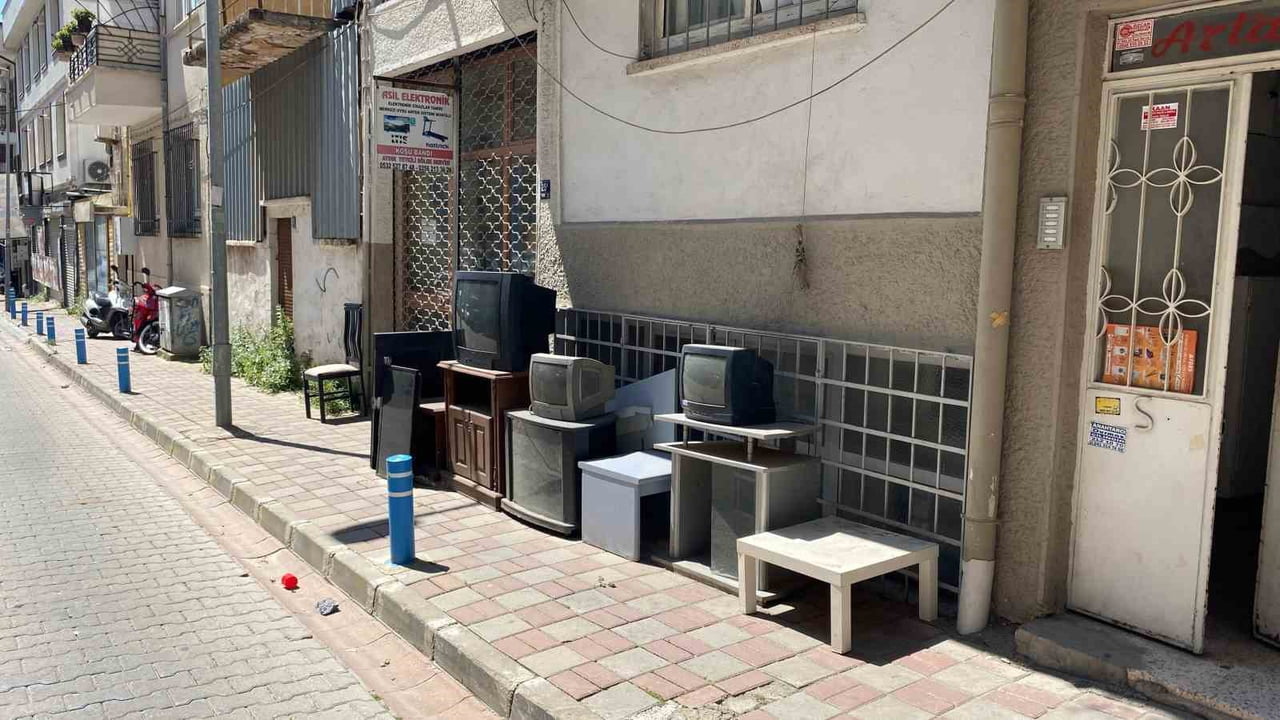 BİR ZAMANLAR HEMEN HEMEN HER EVİN BAŞ KÖŞESİNDE YER ALAN, ÜZERİNE DANTEL ÖRTÜLER SERİLEN VE AİLE...
