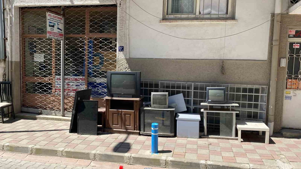 BİR ZAMANLAR HEMEN HEMEN HER EVİN BAŞ KÖŞESİNDE YER ALAN, ÜZERİNE DANTEL ÖRTÜLER SERİLEN VE AİLE...