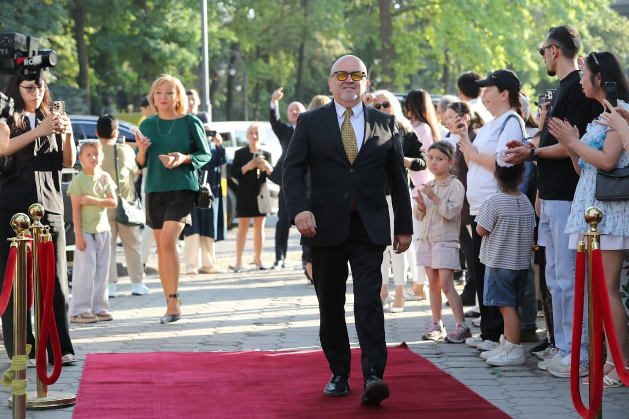 BİŞKEK’İN SİMGE MEKÂNLARINDAN ALA-TOO SİNEMASI’NDA GERÇEKLEŞTİRİLEN AÇILIŞ GECESİ, KIRMIZI HALI...