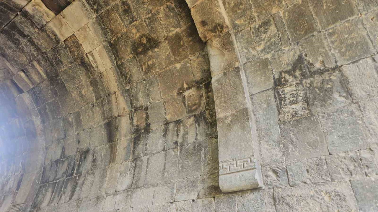 BİTLİS'İN ADİLCEVAZ İLÇESİNE BAĞLI YOLÇATI KÖYÜNDEKİ TARİHİ LALE PAŞA HANI, YILLARDIR SÜREN...