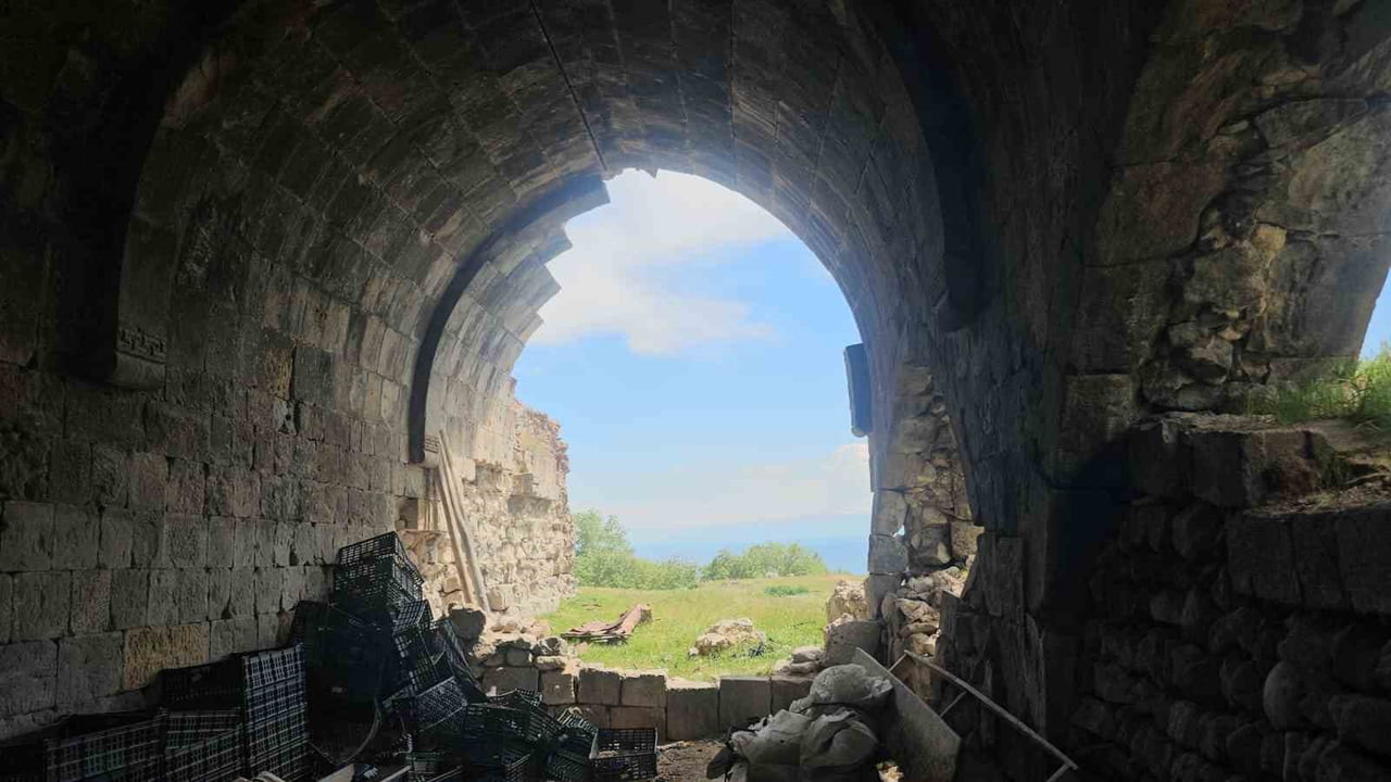 BİTLİS'İN ADİLCEVAZ İLÇESİNE BAĞLI YOLÇATI KÖYÜNDEKİ TARİHİ LALE PAŞA HANI, YILLARDIR SÜREN...