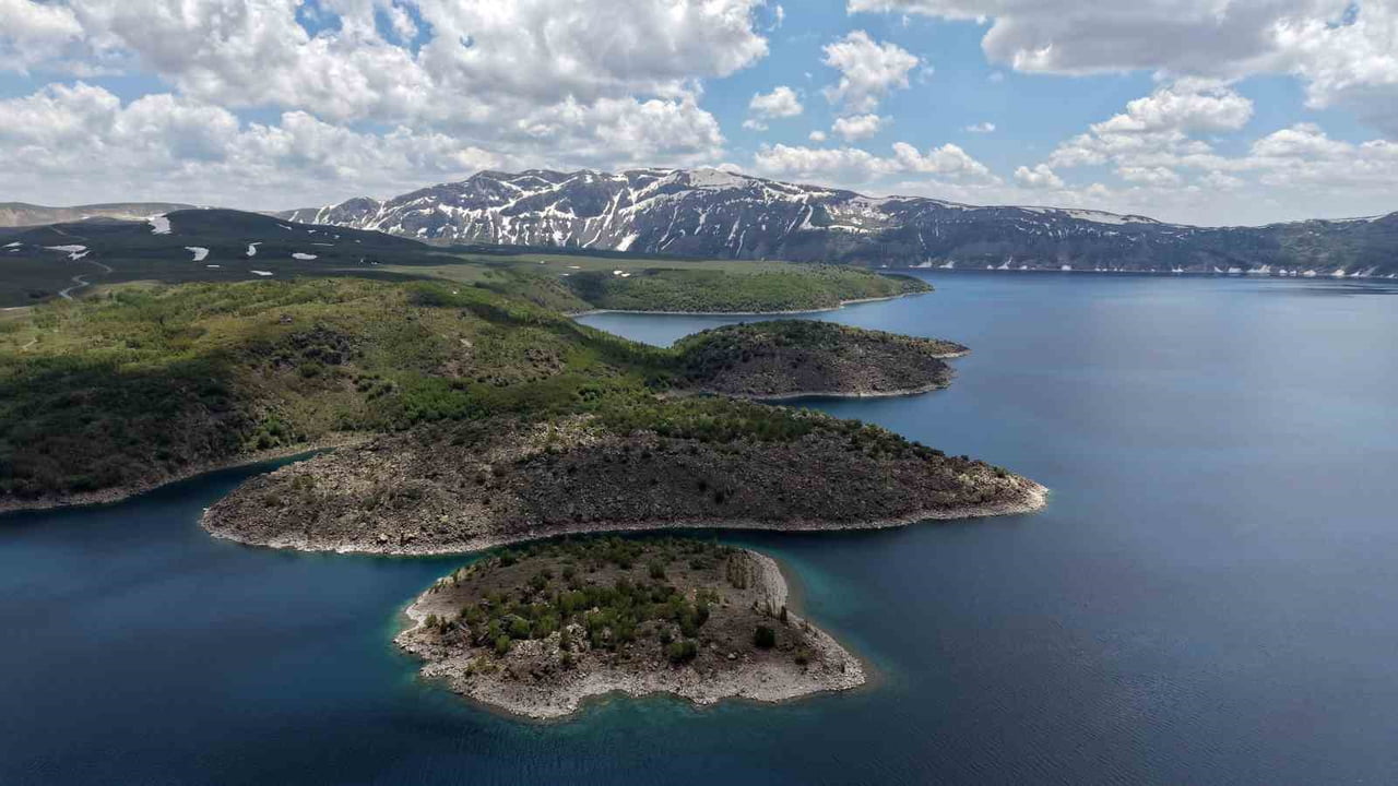 BİTLİS'İN AHLAT, GÜROYMAK VE TATVAN İLÇELERİ ARASINDA YER ALAN, TÜRKİYE'NİN EN BÜYÜK, DÜNYANIN İSE...
