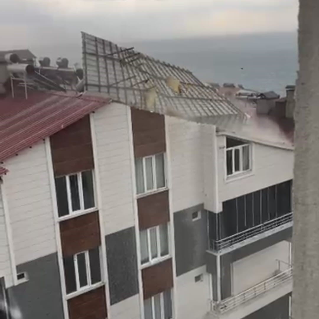 BİTLİS'İN AHLAT İLÇESİNDE ETKİLİ OLAN ŞİDDETLİ FIRTINA, BİR BİNANIN ÇATISININ UÇMASINA NEDEN...