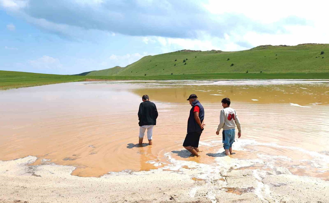 BİTLİS'İN AHLAT İLÇESİNDE İKİ GÜNDÜR ETKİLİ OLAN SAĞANAK YAĞIŞLARIN ARDINDAN OLUŞAN SEL, TARIM...