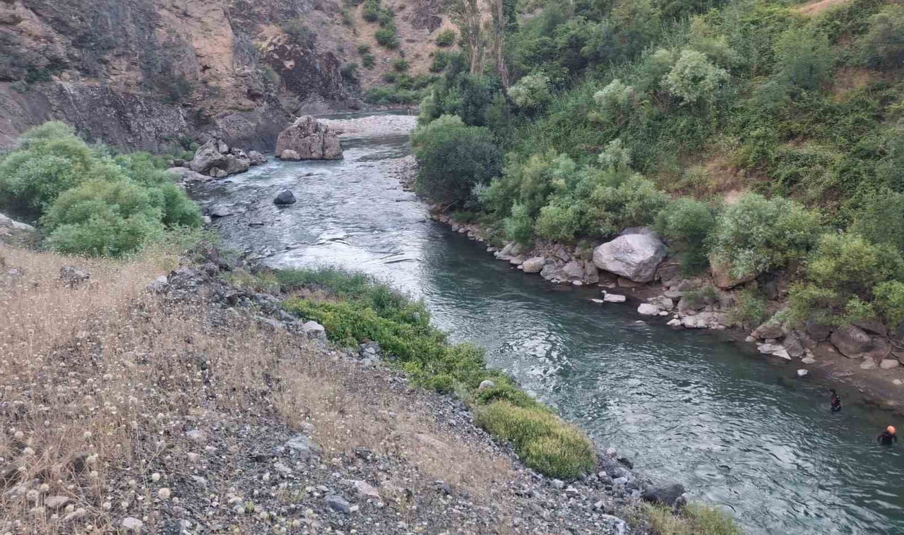 BİTLİS'İN MUTKİ İLÇESİNDE SERİNLEMEK AMACIYLA DEREYE GİREN 3 KARDEŞTEN BİRİ HAYATINI KAYBETTİ...