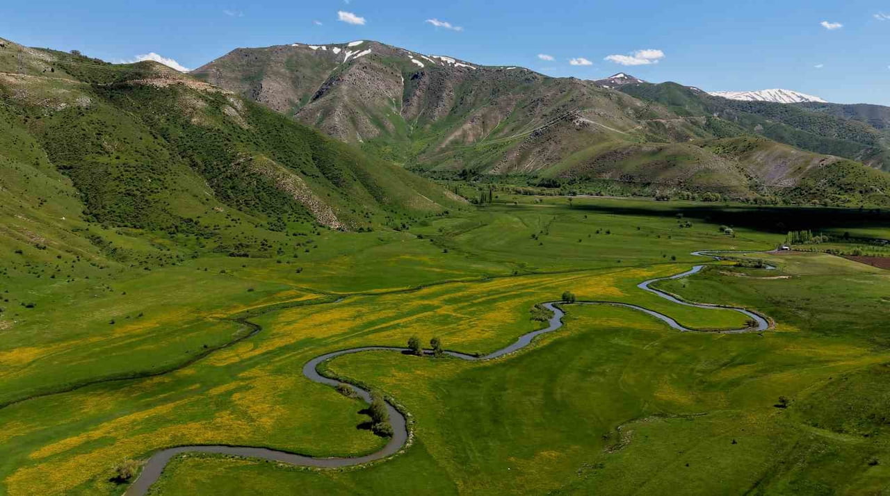 BİTLİS'İN TATVAN-HİZAN YOLU ÜZERİNDE BULUNAN GÜZELDERE MENDERESLERİ, BAHARIN GELİŞİYLE BİRLİKTE...