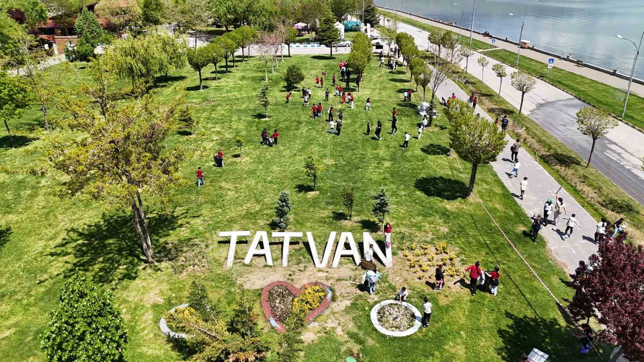 BİTLİS'İN TATVAN İLÇESİNDE ÇEVRE HAFTASI KAPSAMINDA ŞEHİT ÖĞRETMEN BAYRAM YASEMİN TEKİN İLKOKULU...