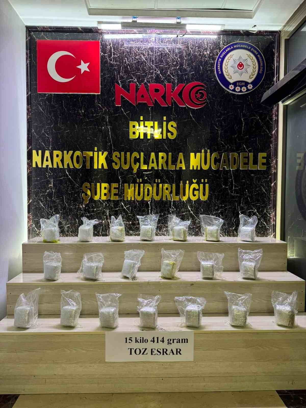 BİTLİS'TE POLİS EKİPLERİNİN YÜRÜTTÜĞÜ ÇALIŞMALAR SONUCUNDA BİR ARACIN YAKIT DEPOSUNA GİZLENMİŞ...