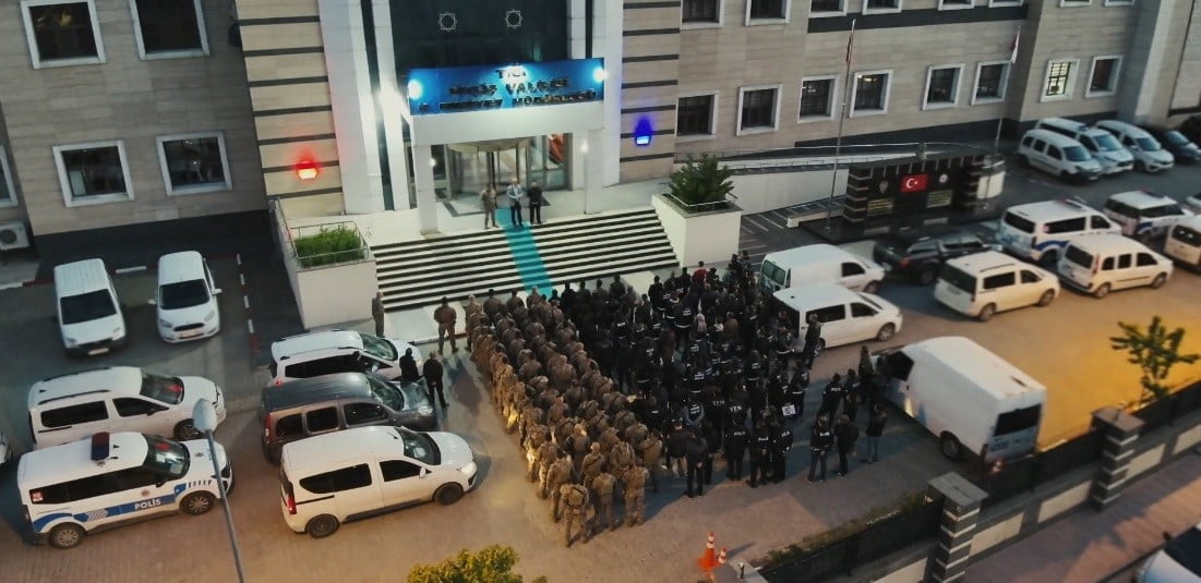 BİTLİS'TE UYUŞTURUCU MADDE TİCARETİ YAPAN SOKAK SATICILARINA YÖNELİK EŞ ZAMANLI OPERASYON...
