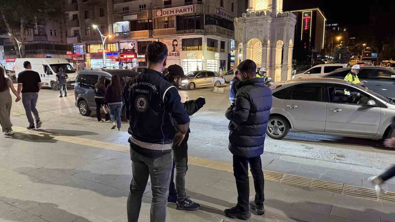 BİTLİS EMNİYET MÜDÜRLÜĞÜ'NE BAĞLI TATVAN İLÇE EMNİYET MÜDÜRLÜĞÜ EKİPLERİNCE İLÇEDE...