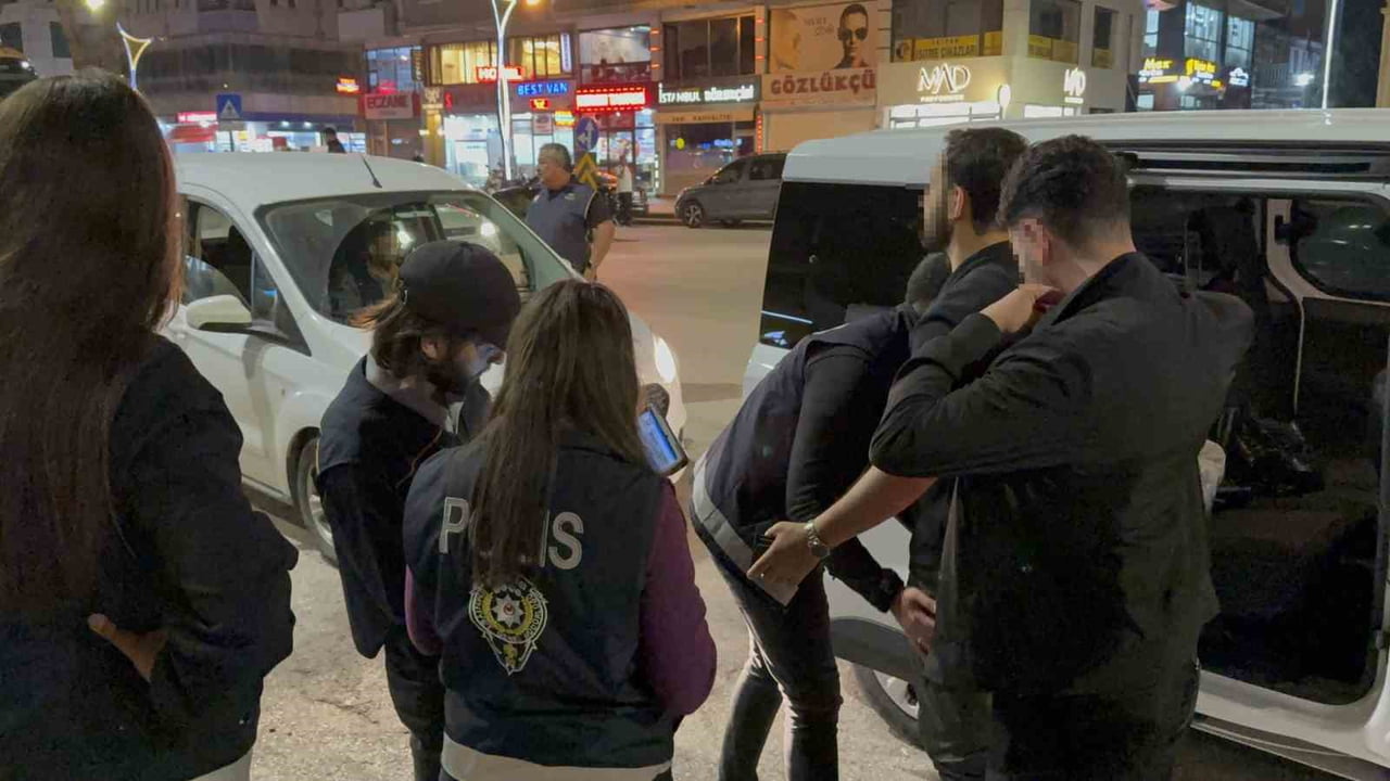 BİTLİS EMNİYET MÜDÜRLÜĞÜ'NE BAĞLI TATVAN İLÇE EMNİYET MÜDÜRLÜĞÜ EKİPLERİNCE İLÇEDE...