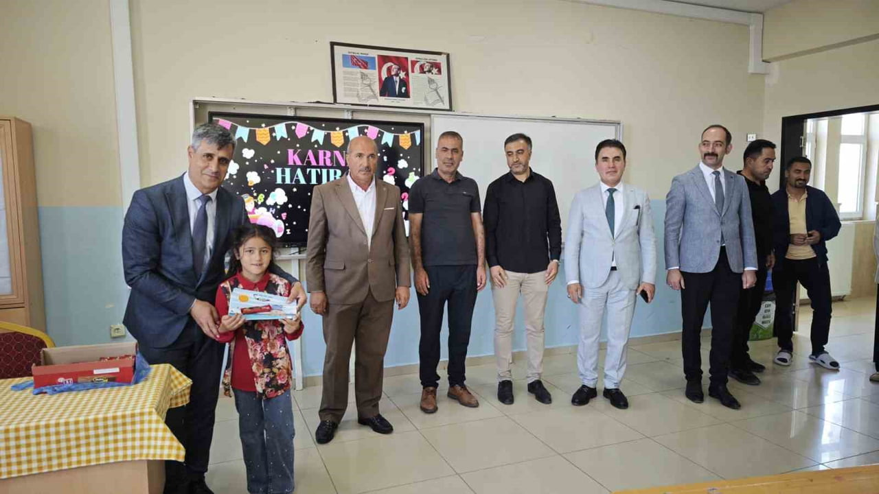 BİTLİS’İN AHLAT İLÇESİNDE 12 BİN 370 ÖĞRENCİ KARNE ALARAK YAZ TATİLİNE GİRDİ.