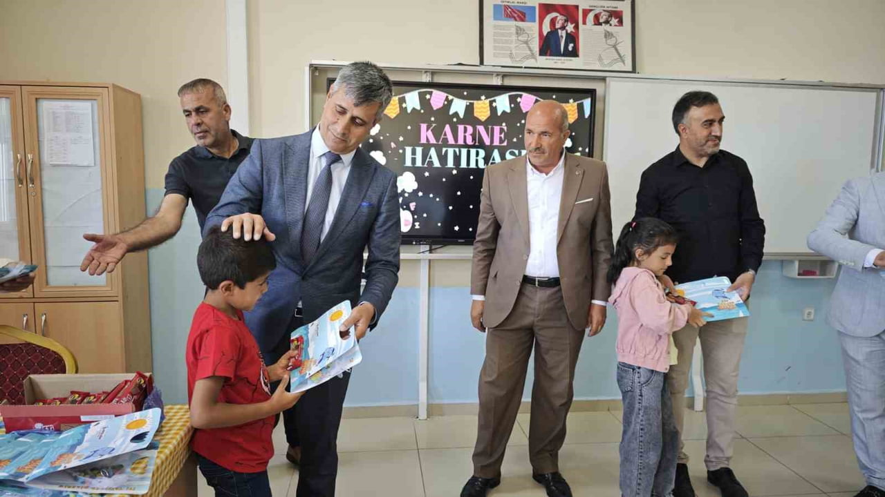 BİTLİS’İN AHLAT İLÇESİNDE 12 BİN 370 ÖĞRENCİ KARNE ALARAK YAZ TATİLİNE GİRDİ.