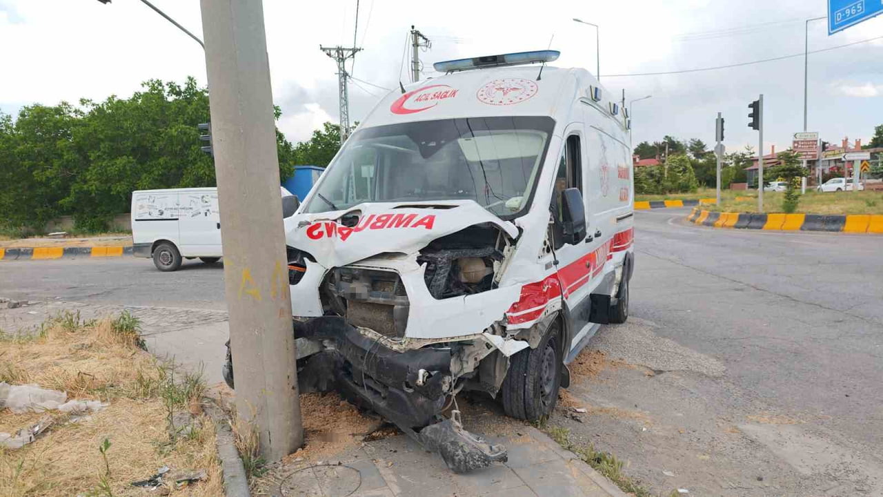 BİTLİS’İN AHLAT İLÇESİNDE AMBULANS İLE OTOMOBİLİN KARIŞTIĞI TRAFİK KAZASINDA 10 KİŞİ...