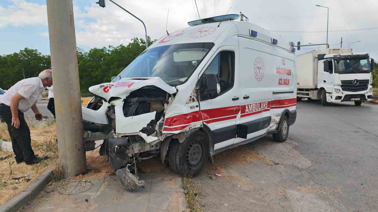 BİTLİS’İN AHLAT İLÇESİNDE AMBULANS İLE OTOMOBİLİN KARIŞTIĞI TRAFİK KAZASINDA 10 KİŞİ...