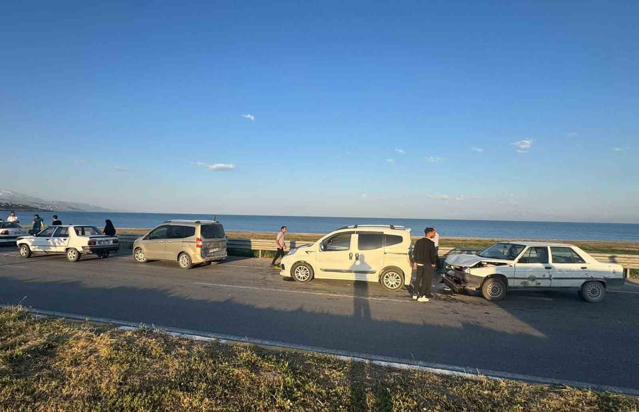 BİTLİS’İN AHLAT İLÇESİNDE DÜĞÜN KONVOYUNDA MEYDANA GELEN ZİNCİRLEME TRAFİK KAZASINDA 3 KİŞİ...