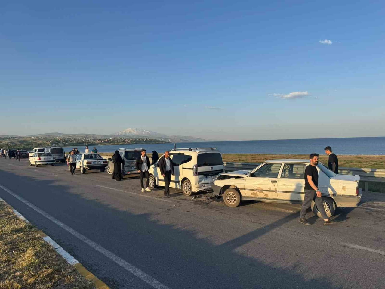 BİTLİS’İN AHLAT İLÇESİNDE DÜĞÜN KONVOYUNDA MEYDANA GELEN ZİNCİRLEME TRAFİK KAZASINDA 3 KİŞİ...