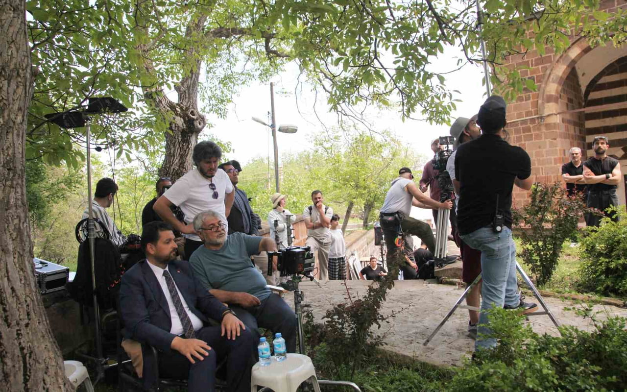 BİTLİS’İN AHLAT İLÇESİNDE USTA YÖNETMEN MESUT UÇAKAN’IN YÖNETMENLİĞİNİ ÜSTLENDİĞİ “SONSUZ GÜZEL”...