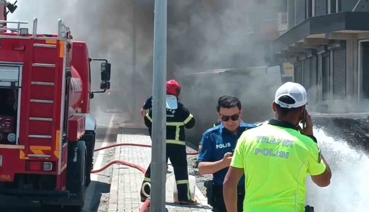 BİTLİS’İN TATVAN İLÇESİNDE DERE YATAĞINA ATILAN ARAÇ LASTİKLERİNDE ÇIKAN YANGIN, ELEKTRİK HATTINA...