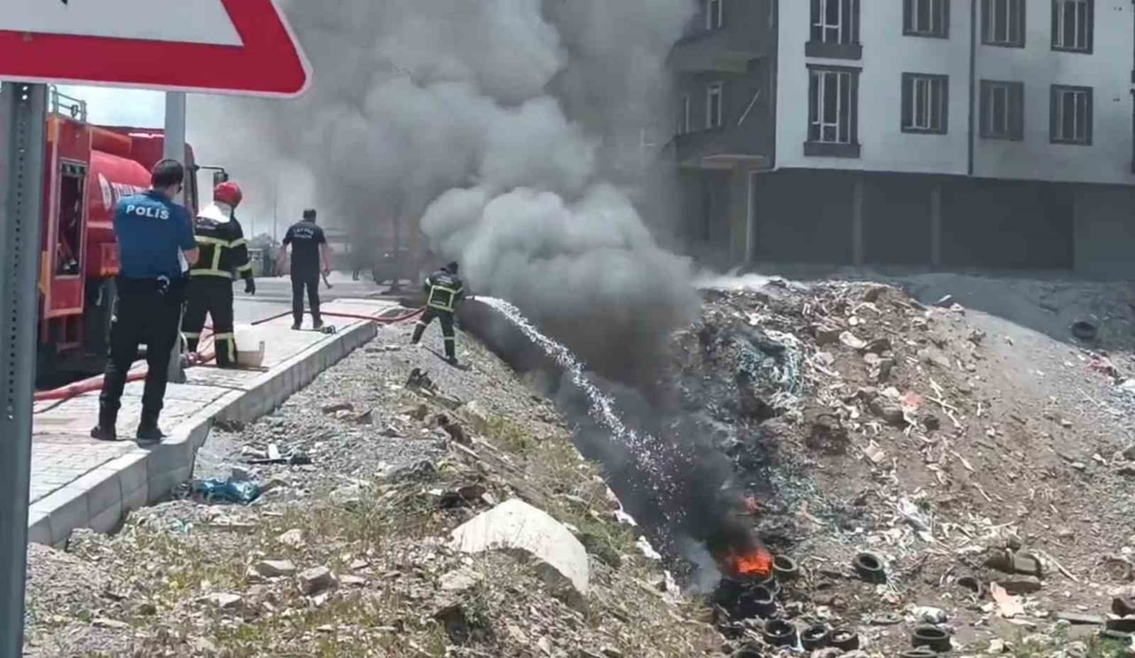 BİTLİS’İN TATVAN İLÇESİNDE DERE YATAĞINA ATILAN ARAÇ LASTİKLERİNDE ÇIKAN YANGIN, ELEKTRİK HATTINA...