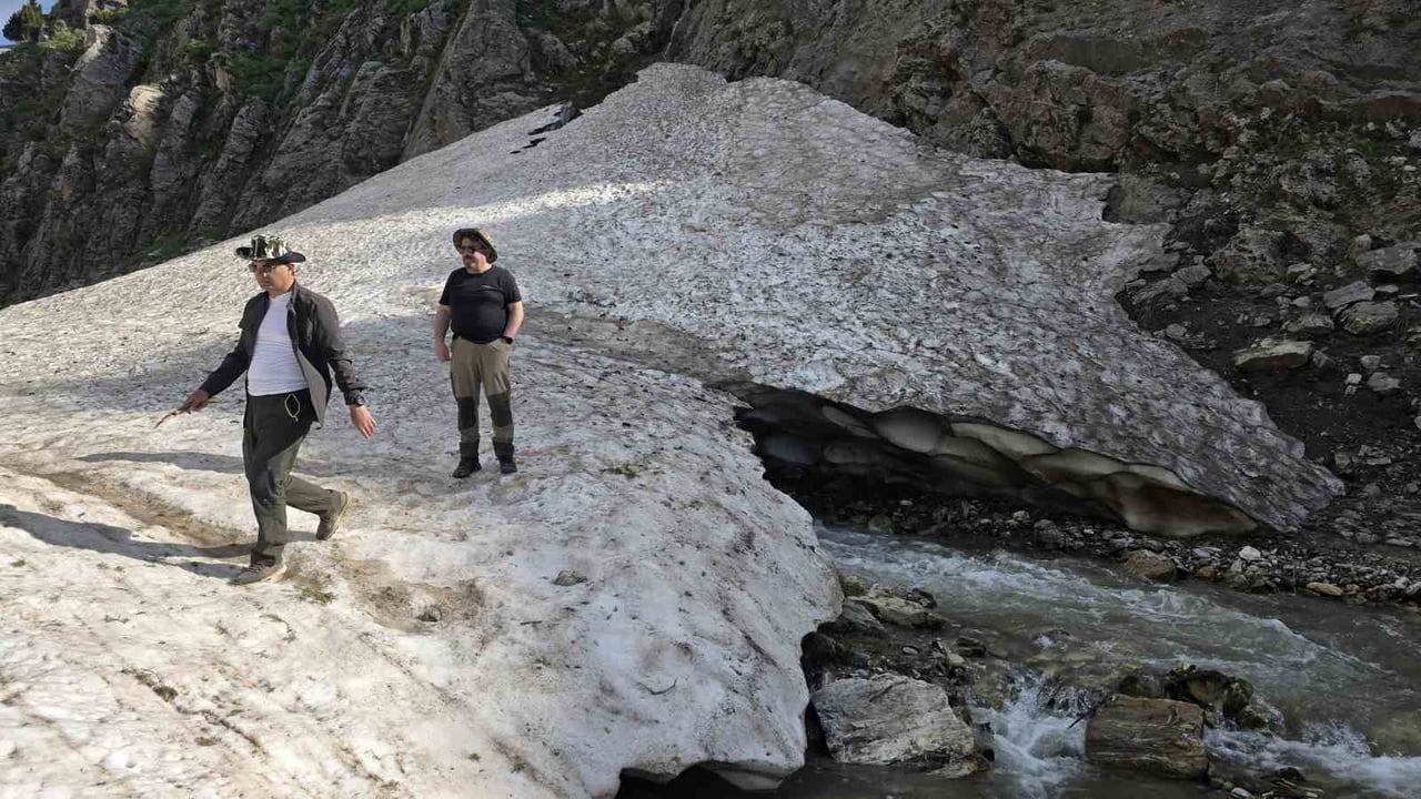 BİTLİS’İN TATVAN İLÇESİNDEKİ YÜKSEK DAĞLARDA KIŞ BOYUNCA BİRİKEN KAR ÖRTÜSÜ, HAZİRAN AYINDA...