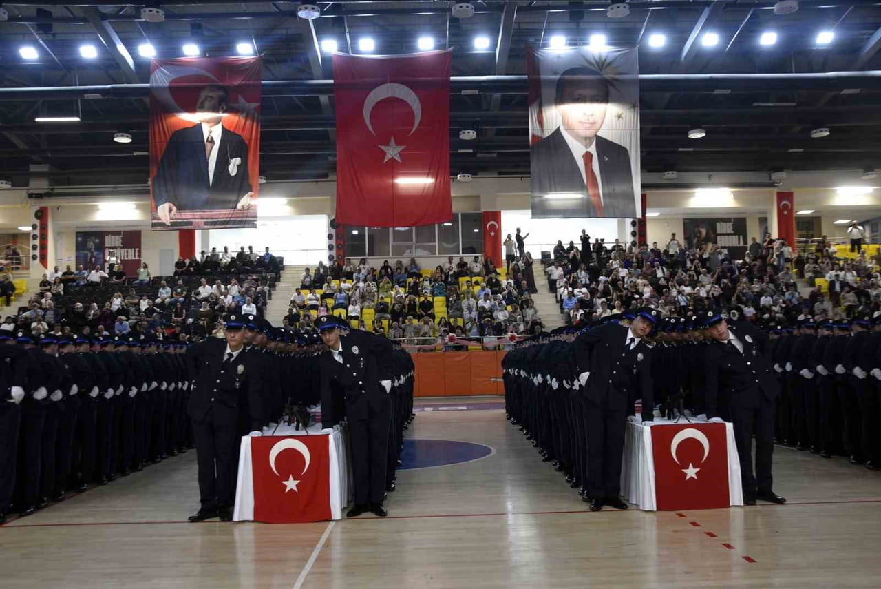 BİTLİS POLİS MESLEK EĞİTİM MERKEZİ (POMEM) 32. DÖNEM MEZUNİYET TÖRENİNDE, EĞİTİMLERİNİ BAŞARIYLA...