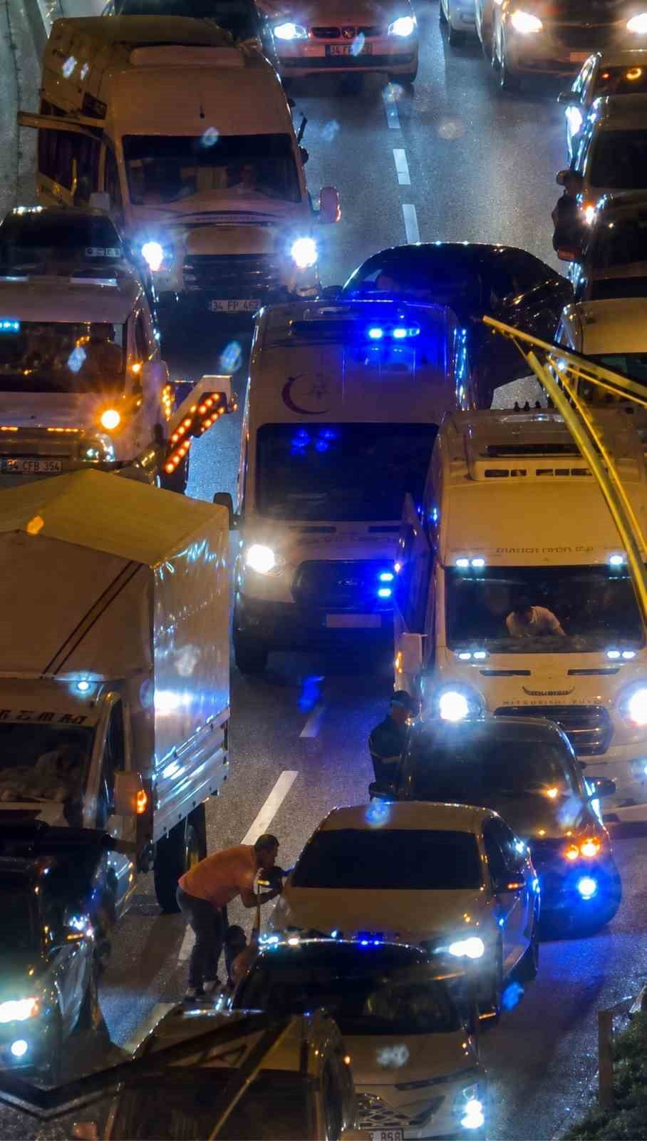 BİTLİS SPOR KUTLAMALARINDA AMBULANSA YOL AÇAN VATANDAŞ TAKDİR TOPLADI