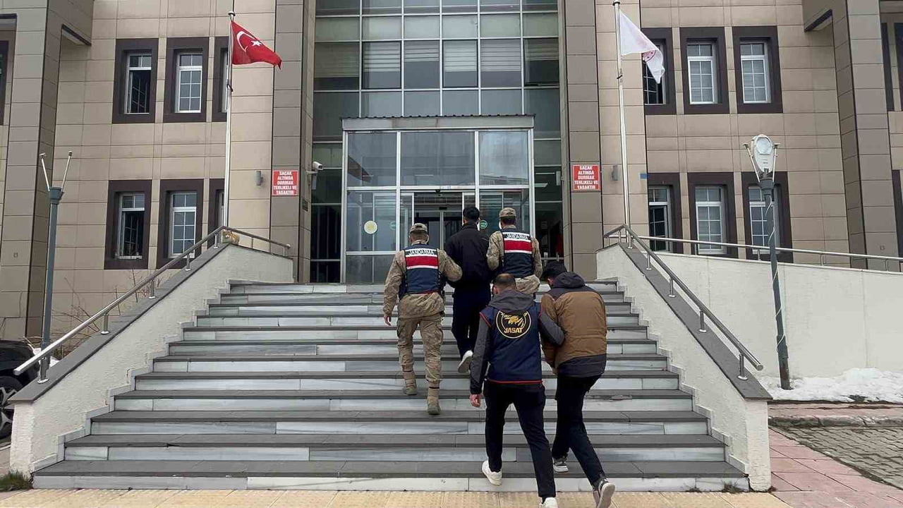 BİTLİS’TE JANDARMA EKİPLERİNCE YÜRÜTÜLEN ÇALIŞMALAR SONUCUNDA 135 DÜZENSİZ GÖÇMEN İLE 27...