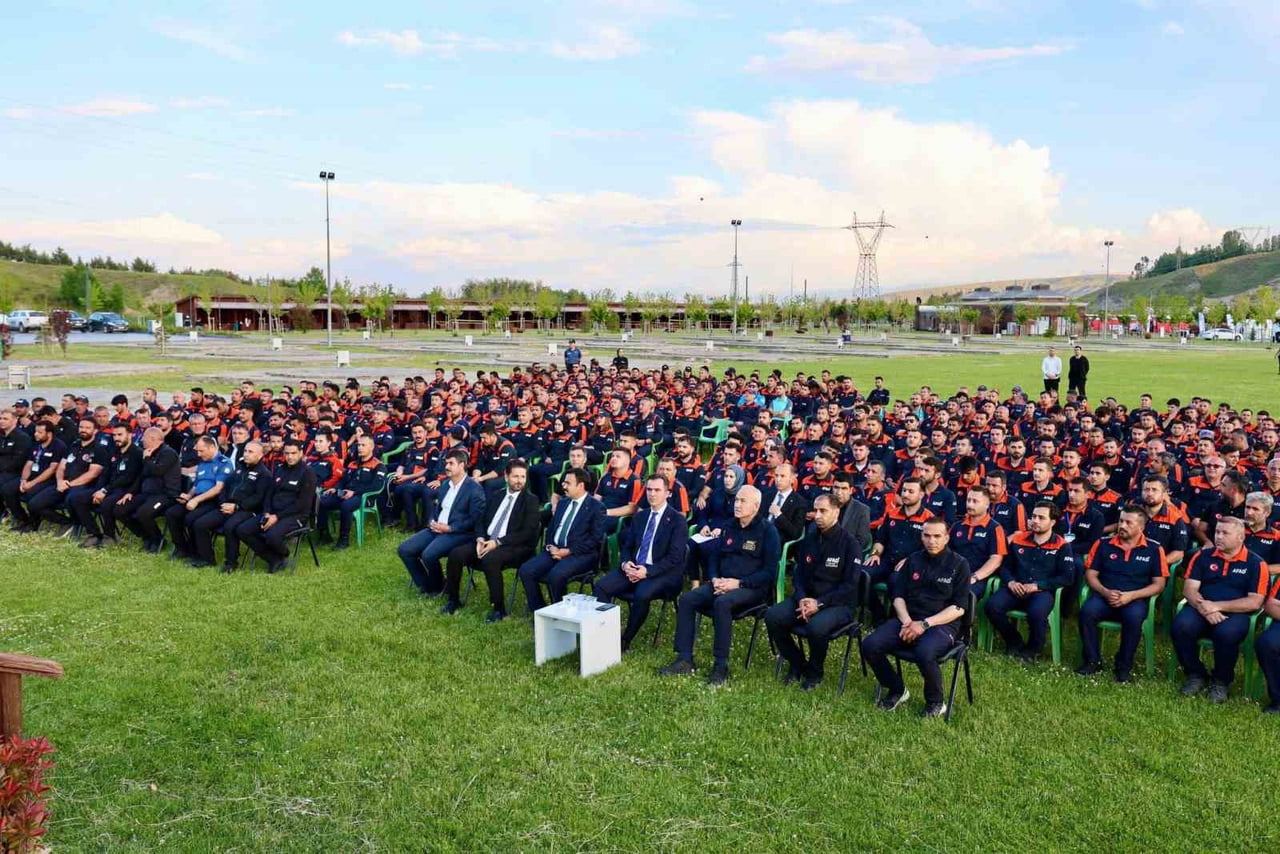 BİTLİS VALİSİ AHMET KARAKAYA, AHLAT İLÇESİNDE AFAD TARAFINDAN DÜZENLENEN TEMATİK KAMP ALANINI...