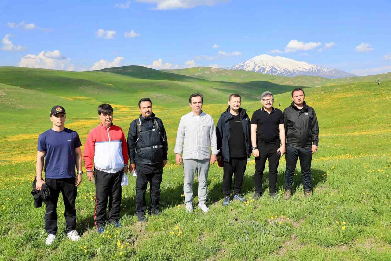 BİTLİS VALİSİ AHMET KARAKAYA, EŞİ ÖZLEM KARAKAYA İLE BİRLİKTE AHLAT KAYMAKAMLIĞI ORGANİZASYONU VE...