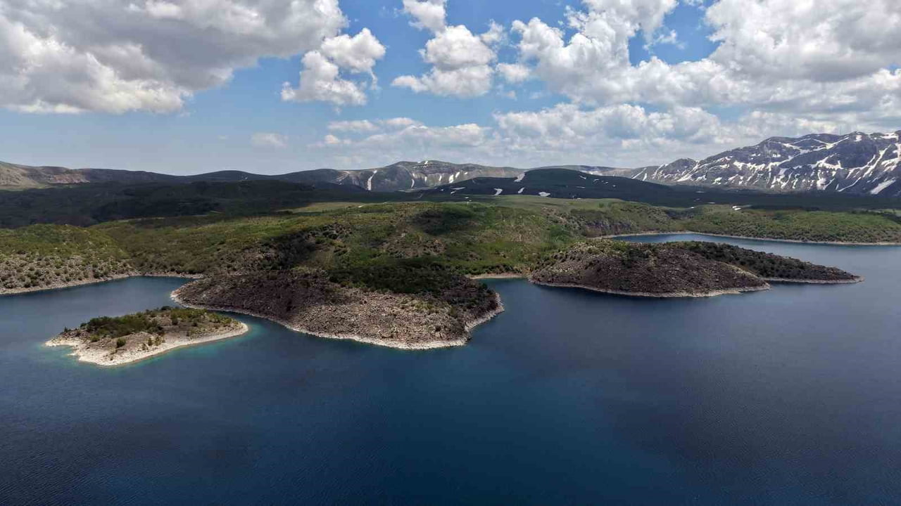 BİTLİS VALİSİ AHMET KARAKAYA, NEMRUT KALDERASI’NDA YAPTIĞI AÇIKLAMADA BÖLGENİN YERLİ VE YABANCI...
