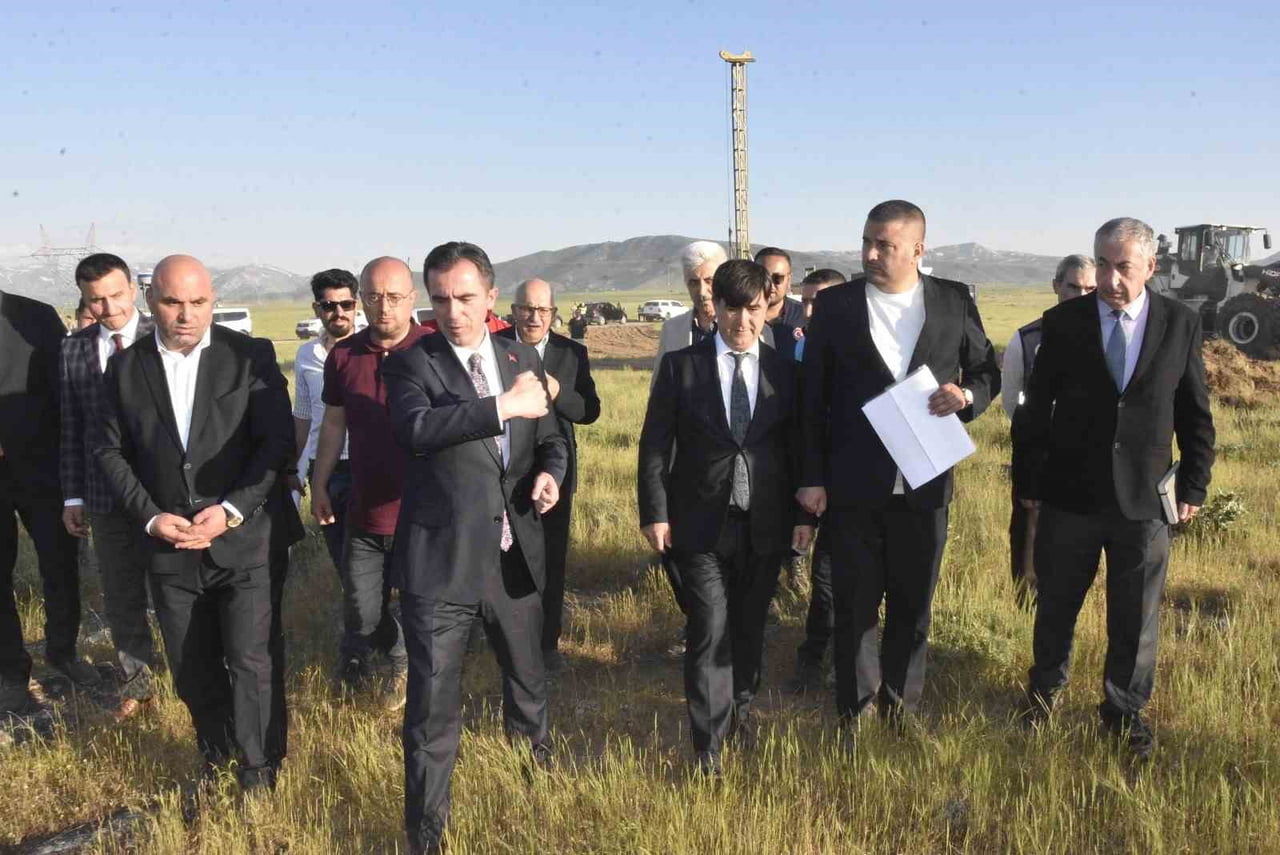 BİTLİS VALİSİ AHMET KARAKAYA, YENİ OSB ALANINDA İNCELEMELERDE BULUNDU