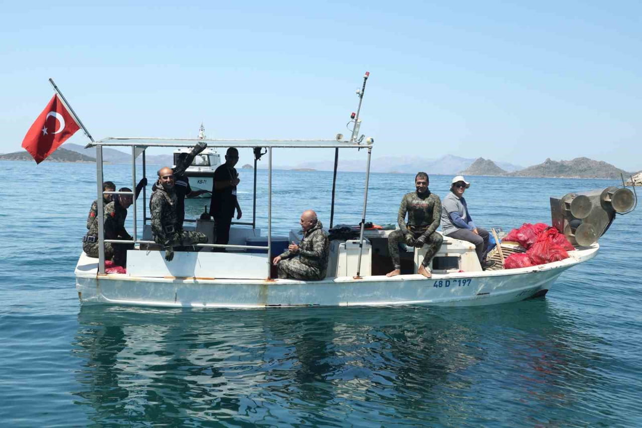 BODRUM BELEDİYESİ TARAFINDAN DENİZLERİN KORUNMASINA DİKKAT ÇEKMEK AMACIYLA SÜRDÜRÜLEN DENİZ DİBİ...