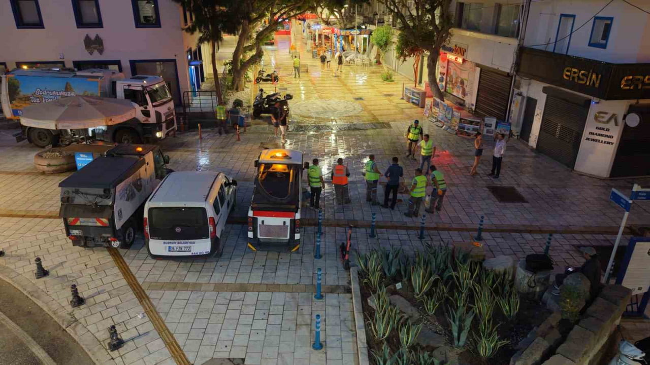 BODRUM BELEDİYESİ TEMİZLİK İŞLERİ MÜDÜRLÜĞÜ EKİPLERİ, KENT GENELİNDEKİ RUTİN TEMİZLİK...