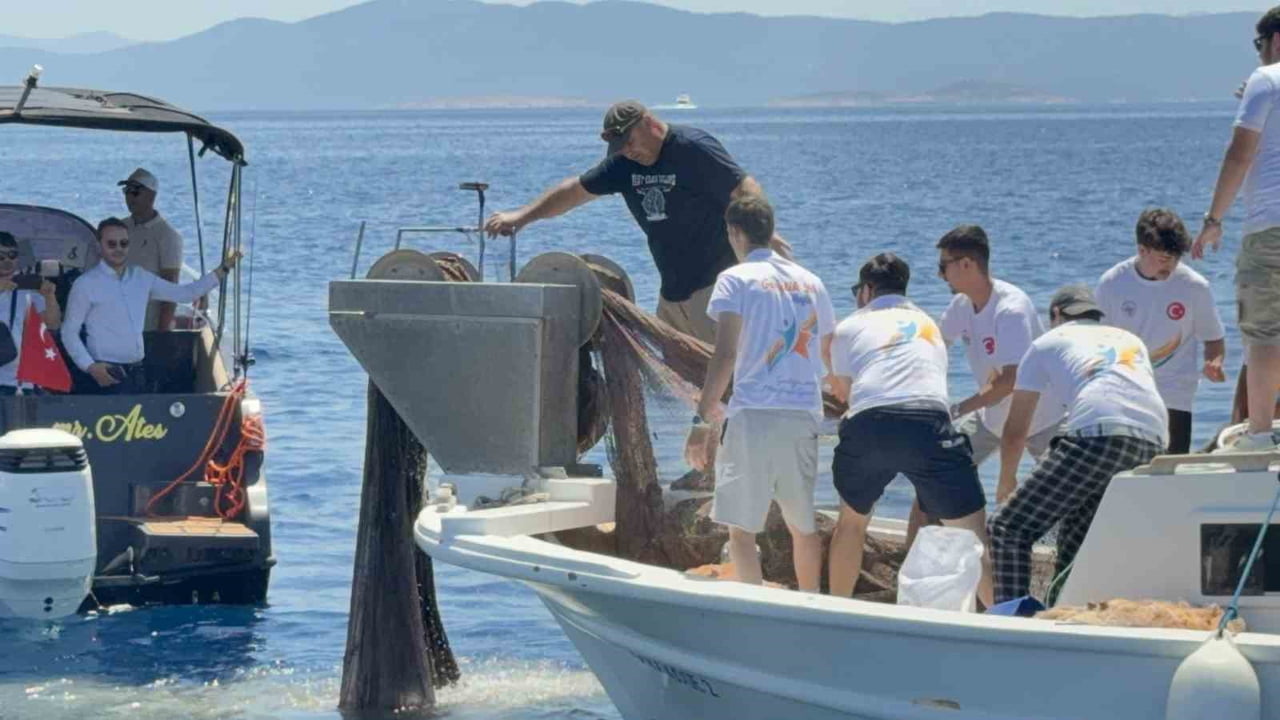 BODRUM’DA DENİZDEN ÇIKAN TEHLİKE: 2 BİN METREKARE HAYALET AĞ TEMİZLENDİ, BİNLERCE YAVRU BALIK...