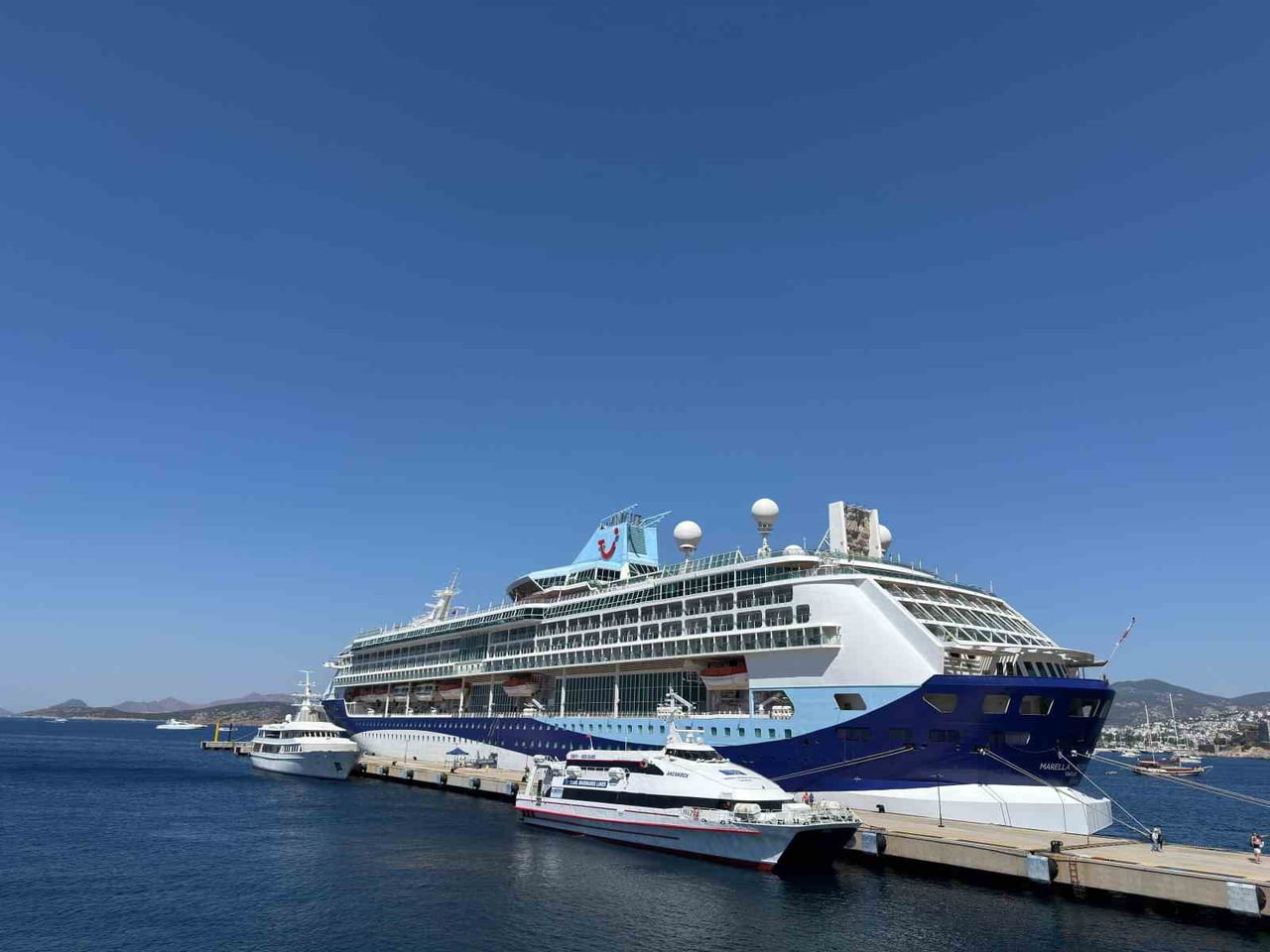 BODRUM’DA KRUVAZİYER HAREKETLİLİĞİ: MARELLA DİSCOVERY 1760 YOLCUYLA LİMANA YANAŞTI