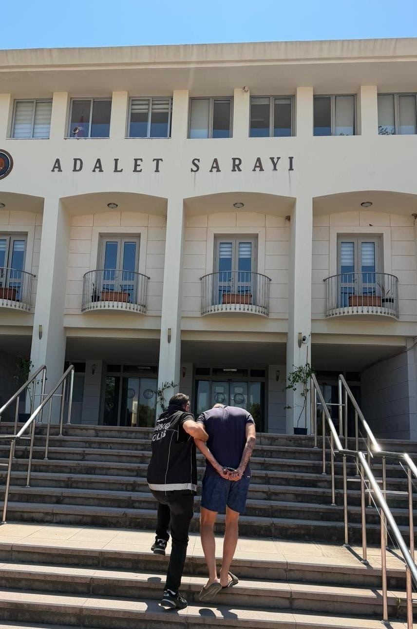BODRUM’DA UYUŞTURUCU OPERASYONU: EV VE ARAÇTAN UYUŞTURUCU, PARA VE ALTIN ÇIKTI