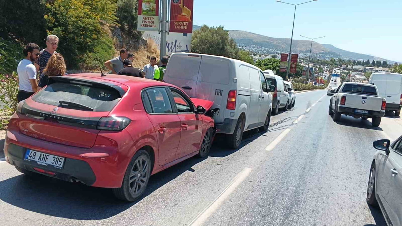 BODRUM’DA ZİNCİRLEME KAZA: 5 ARAÇ BİRBİRİNE GİRDİ