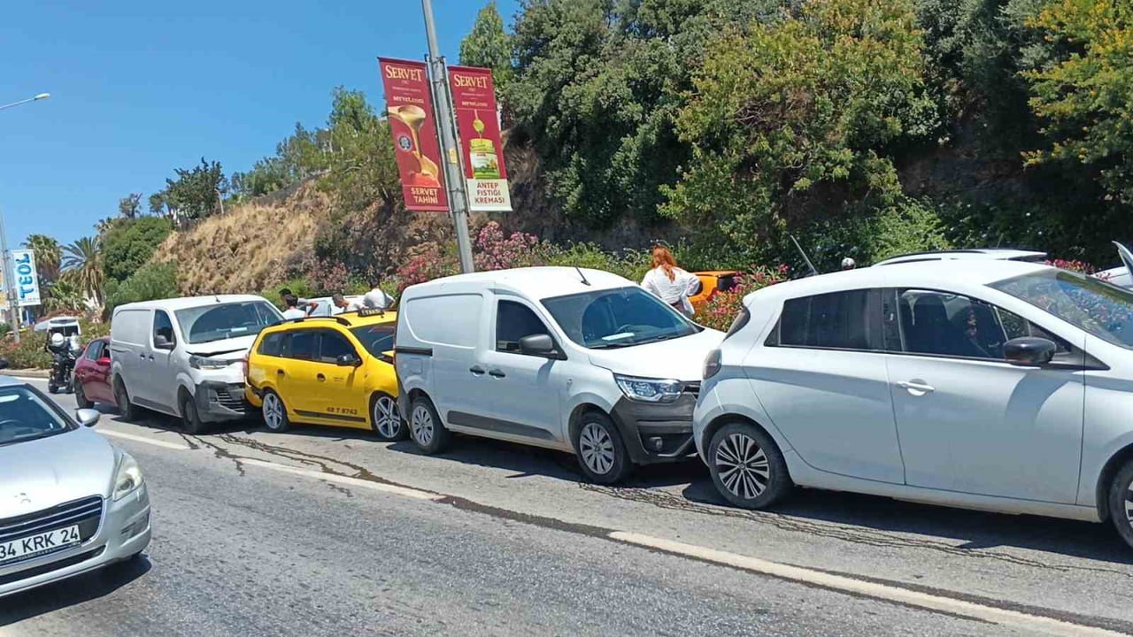 BODRUM’DA ZİNCİRLEME KAZA: 5 ARAÇ BİRBİRİNE GİRDİ