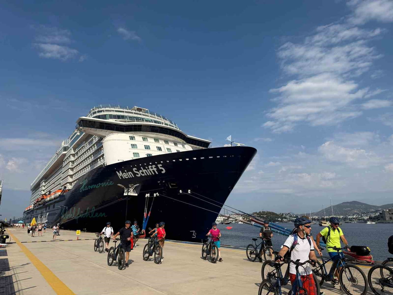 BODRUM LİMANI’NA AYNI GÜN İKİ KRUVAZİYER: 2 BİN 583 TURİST GELDİ