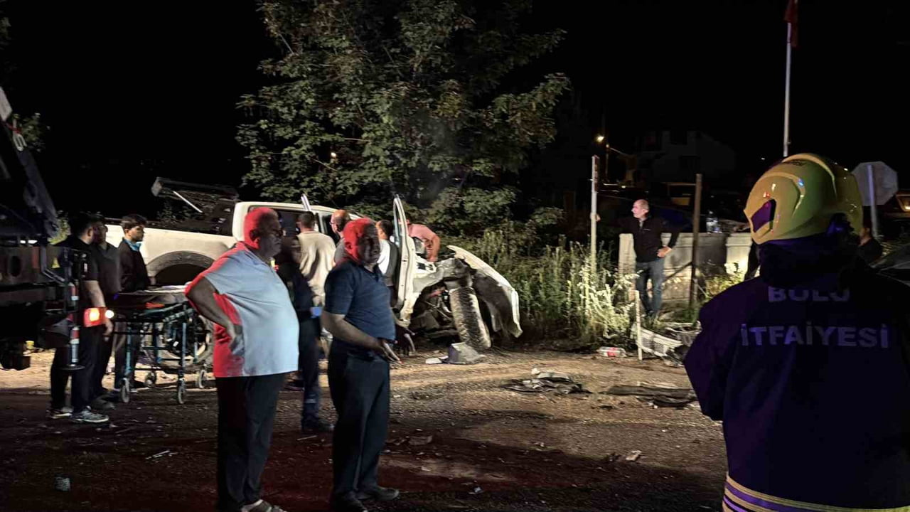 BOLU'DA D-100 KARA YOLUNDA LÜKS PİKABIN HAFRİYAT TIRINA ÇARPMASI SONUCU MEYDANA GELEN FECİ KAZADA...