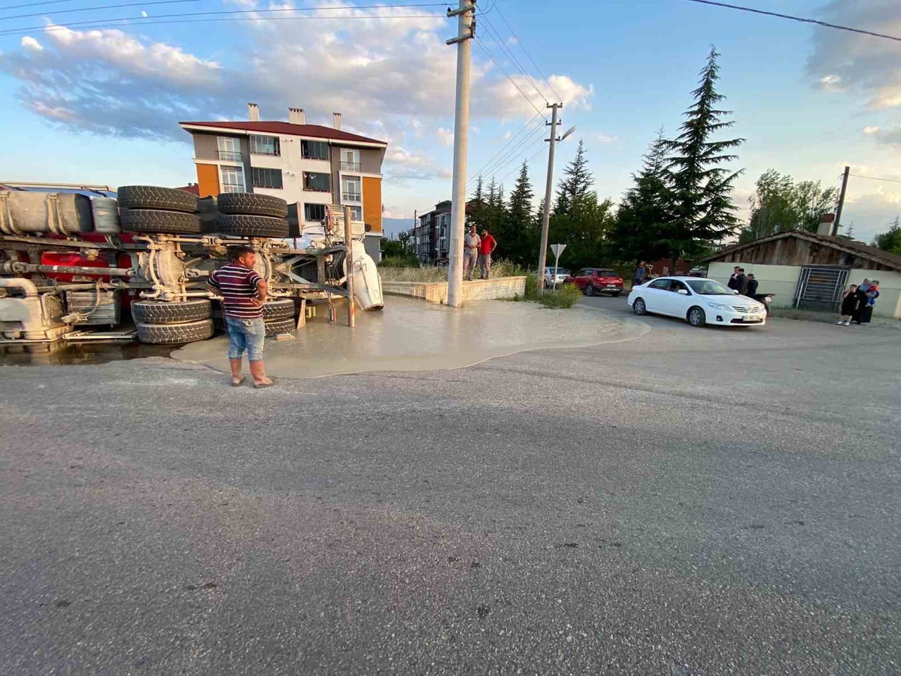 BOLU'DA, KUVAYİ MİLLİYE BULVARI ÜZERİNDE SEYİR HALİNDE OLAN BOLU BELEDİYESİ ŞİRKETİNE AİT BETON...